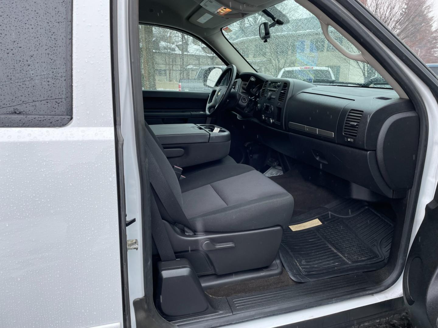 2012 White /black Chevrolet Silverado 1500 LT Ext. Cab Long Box 4WD (1GCRKSE7XCZ) with an 5.3L V8 OHV 16V FFV engine, 6-Speed Automatic transmission, located at 101 N. Main Street, Muncy, PA, 17756, (570) 546-5462, 41.207691, -76.785942 - Photo#7